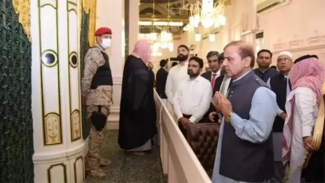 शहबाज़ शरीफ़ पाकिस्तान के प्रधानमंत्री बनने के बाद पहले विदेश दौरे पर सऊदी अरब पहुंचे
