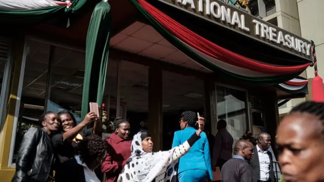 Wananchi wakipiga selfie nje ya majengo ya Hazina Kuu Kenya baada ya waziri kuondoka kwenda kusoma bajeti Alhamisi