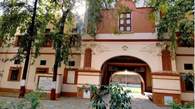 ગૂજરાત વિદ્યાપીઠના કુલપતિપદે આચાર્ય દેવવ્રતને નિમંત્રણના નિર્ણયના વિરોધમાં ટ્રસ્ટીઓએ રાજીનામાં આપ્યાંની વાત સામૂહિક રાજીનામાપત્રમાં કરી છે