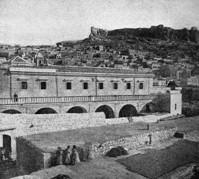 تحول الدير الى موقف للسيارت