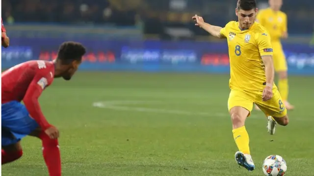 Руслан Малиновський б'є по м'ячу на полі