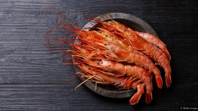 L'une des raisons pour lesquelles le poisson et les fruits de mer peuvent être sains est qu'ils remplacent des aliments moins sains dans notre alimentation.