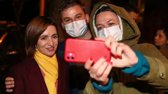 Майя Санду фотографируется со своими сторонниками у предвыборного штаба