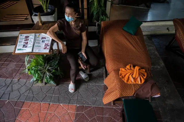 พนักงานนวดนั่งรอลูกค้า