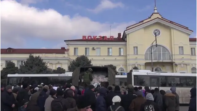 Раздача гуманитарной помощи российскими военнослужащими для местных жителей. 20 марта