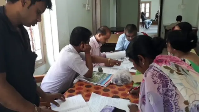 आधार केंद्र पर मौजूद लोग