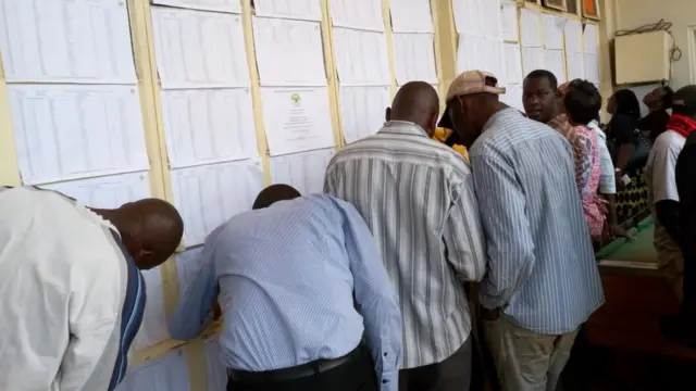 Wananchi wakitafuta majina yao katika orodha ya majina ya wapiga kura Eldoret