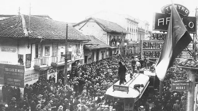 Multitud celebra en Bogotá la presencia de los aviones colombo alemanes.