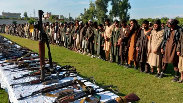 জালালাবাদে অস্ত্র সমর্পণ করছে আইএসকেপির কিছু সদস্য।