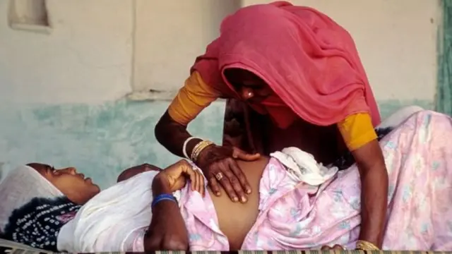 భారత్లో గ్రామీణ ప్రాంతాల్లో గర్భిణులు మంత్రసానులు లేదా నకిలీ డాక్టర్లపై ఆధారపడాల్సి వస్తోంది