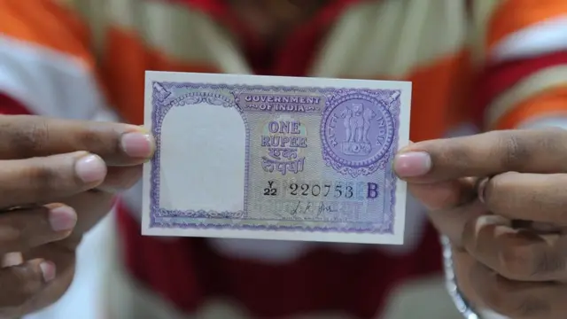 2011માં હૈદરાબાદમાં એક પ્રદર્શની દરમિયાન એક રૂપિયાની નોટ દર્શાવતા એક સંગ્રહક