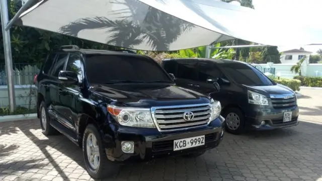 Baadhi ya magari yaliokuwa yameegeshwa katika nyumba hiyo