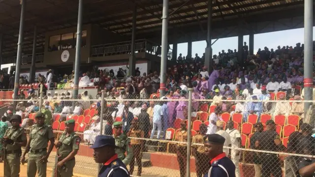 Awọn eeyan to peju sibi ayẹyẹ ibura