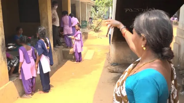 ఈ గ్రామంలో 500 మంది పేర్లు పోలీసే