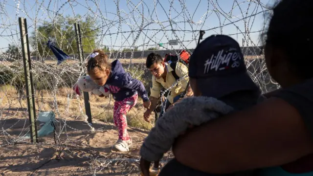 Las fotos que muestran la tensión en la frontera entre México y EE.UU. ante  el esperado cruce de miles de migrantes - BBC News Mundo