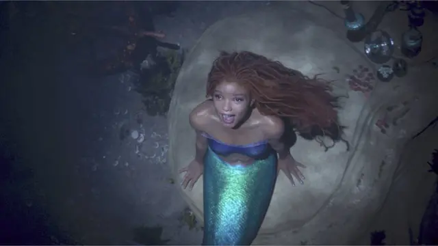 Halle Bailey en el papel de Ariel.