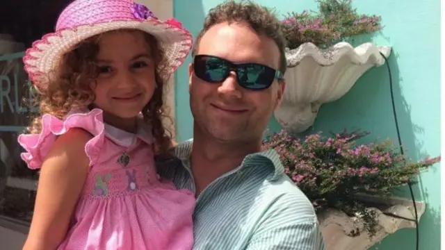 Фото Тео Перінгтон та його семирічна дочка Сієнна