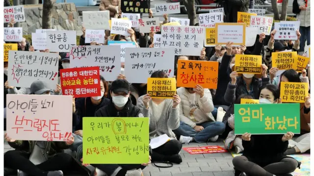 (캡션) 개학 연기 유치원 규탄 집회에 참석한 학부모들