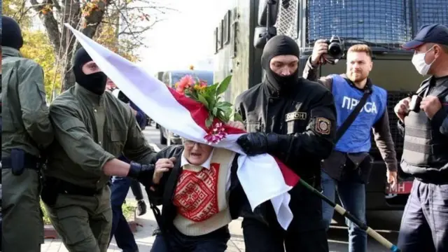 نینا باهینسکایا با بیش از ۷۰ سال سن به یکی از نمادهای معترضان تبدیل شده است