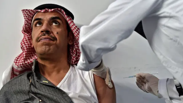 رجل يتلقى تطعيما ضد كورونا