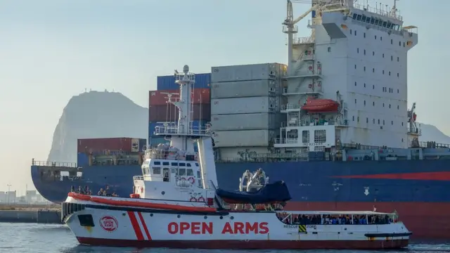 এমন উদ্ধারকারী জাহাজের উপর কড়াকড়ি আরোপ করা হয়েছে।