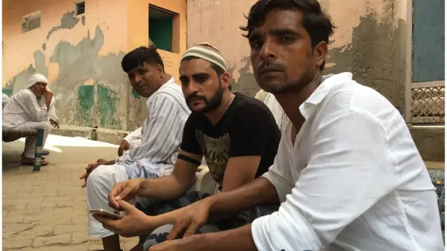 लोगों ने हाथों में काली पट्टियां बाँध रखी थी.