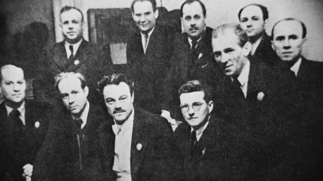 Музыканты и композитор после первого исполнения в Куйбышеве Седьмой симфонии Д.Д. Шостаковича