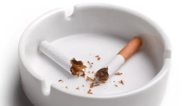 Un cigarro roto en dos.