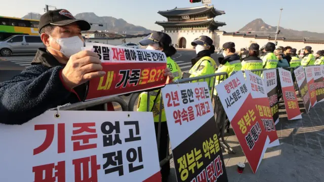 코로나19 대응 전국자영업자비상대책위원회가 22일 서울 광화문 시민열린마당에서 영업제한, 방역패스 조치 중단과 함께 근로기준법 5인 미만 확대 반대를 요구하는 총궐기 대회를 진행하고 있다