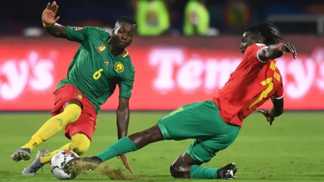 Le défenseur camerounais Ambroise Oyongo (à gauche) se bat pour le ballon, avec l'attaquant bissau-guinéen Frédéric Mendy.