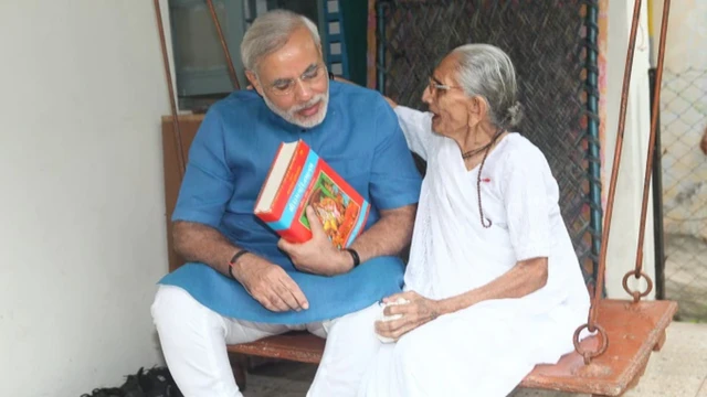 मां के साथ नरेंद्र मोदी