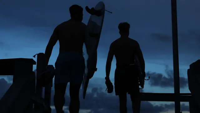 Surfistas caminando en playas de Carolina del Sur.