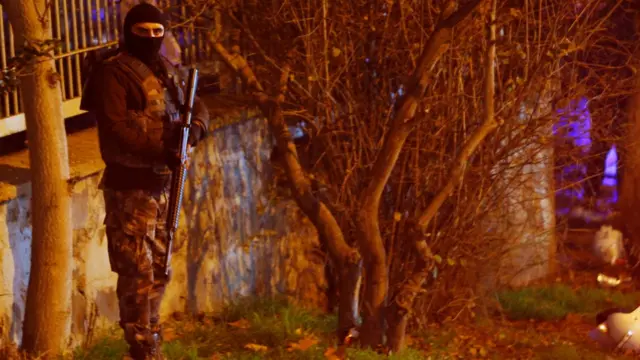 तुर्की में विस्फोट के बाद सुरक्षा के लिए तैनात एक सैनिक.