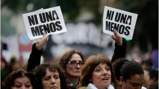 Mujeres en Argentina con carteles que leen Ni Una Menos.