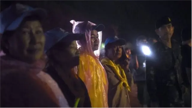 রবিবার রাতে রাস্তায় দাঁড়িয়ে আছেন সাধারণ মানুষ ও ভলান্টিয়াররা, কিশোরদের নিরাপদ উদ্ধারের প্রত্যাশায় আছেন তারা।