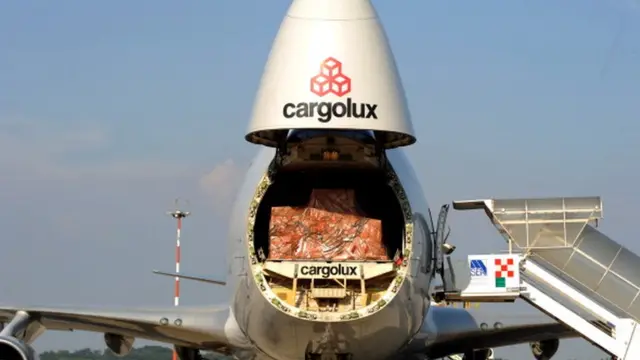 грузовой самолет