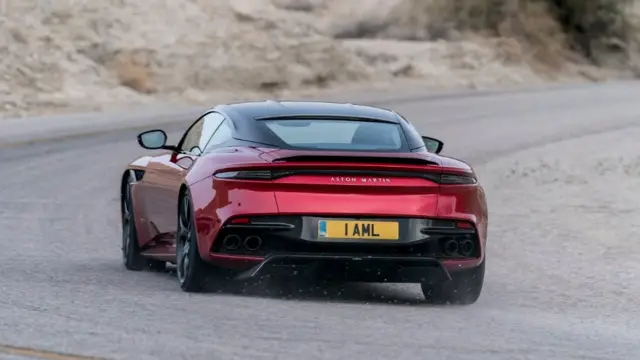 حداکثر سرعت DBS سوپرلجرا ۳۴۰ کیلومتر در ساعت و شتاب صفر تا صدش ۳.۴ ثانیه اعلام شده است