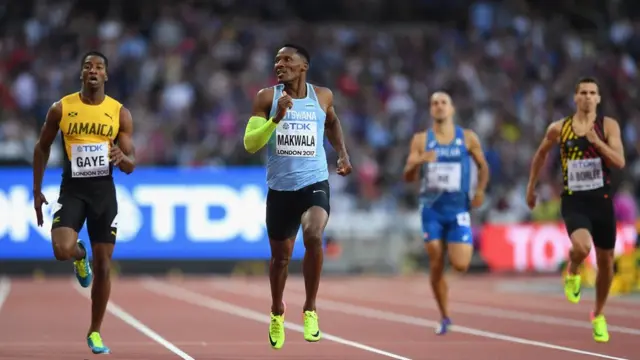 Makwala participando en los 400 metros planos