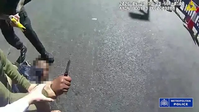 لقطة شاشة من كاميرا مثبتة على أجساد رجال الشرطة، نشرتها شرطة العاصمة، تُظهر ضباطًا وهم ينتزعون من المشتبه فيه سكيناً 