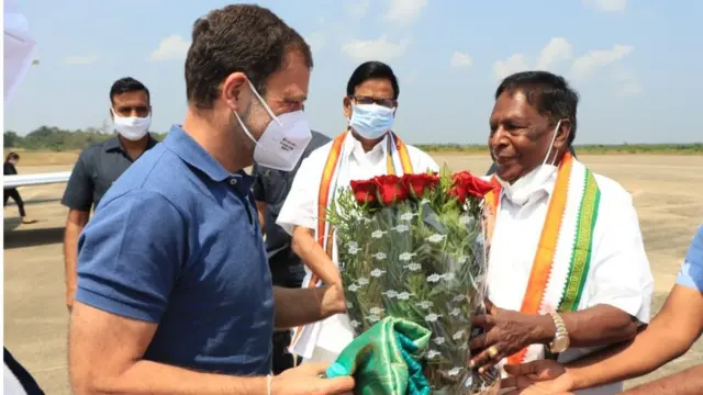 राहुल गांधी का स्वागत करते नारायणसामी