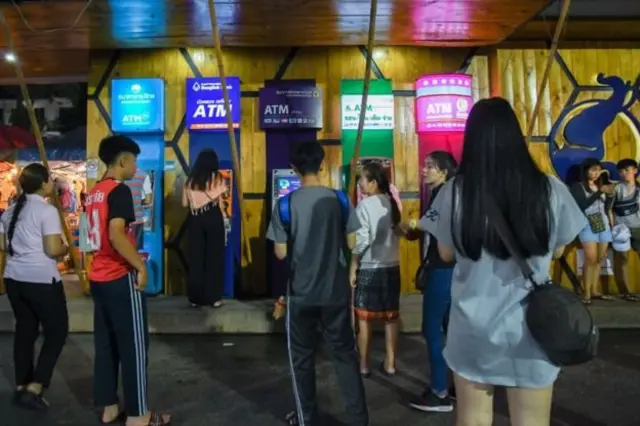 คนกดเงินที่ตู้เอทีเอ็ม