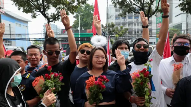 ไมค์ ภาณุพงศ์ รุ้ง ปนัสยา และไผ่ จตุภัทร์ ชูสามนิ้วเป็นสัญลักษณ์ของการต่อสู้