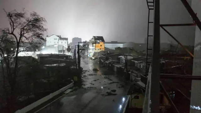 森德表示，已經收到報告指許多樹木被連根拔起，電線桿被吹倒，道路堵塞。