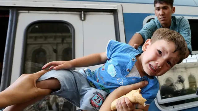 Niño alzado tratandobwin best slotsentrar en tren