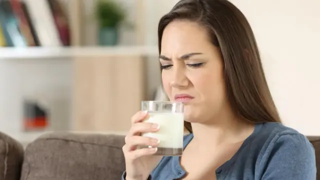 혐오 반응은 상한 음식이나 음료처럼 우리를 아프게 할 것으로 보이는 음식들을 피하도록 진화해 왔다