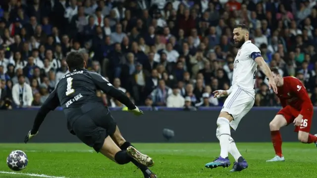 كريم بنزيما يسجل في مرمى ليفربول