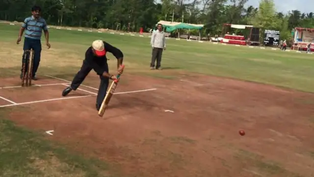 લાલ માટીની પીચની પીચ પર ક્રિકેટ રમી રહેલા ક્રિકેટર્સની તસવીર