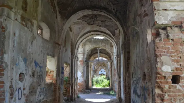 Коридор між замком Заславським та палацом Сангушків