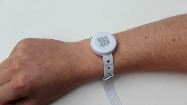 Les hôpitaux, les installations militaires et les prisons du Royaume-Uni testent ces moniteurs.