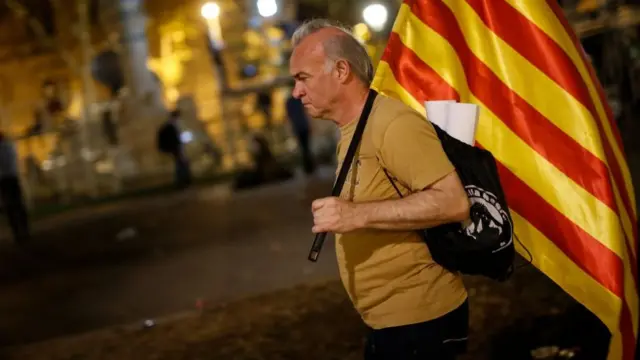 Un hombre con la bandera catalana.